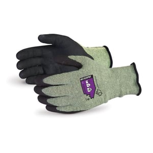 Guantes Superior Glove Emerald CX® compuestos de Kevlar® con palmas de nitrilo Micropore