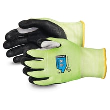 4. Guante de corte de alta visibilidad TenActiv ™ con empuñadura de nitrilo microporado y pulgar de cuero