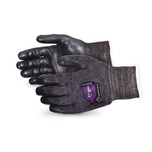 5. Guante resistente al corte Emerald CX® de calibre 10 con palmas de nitrilo y espuma